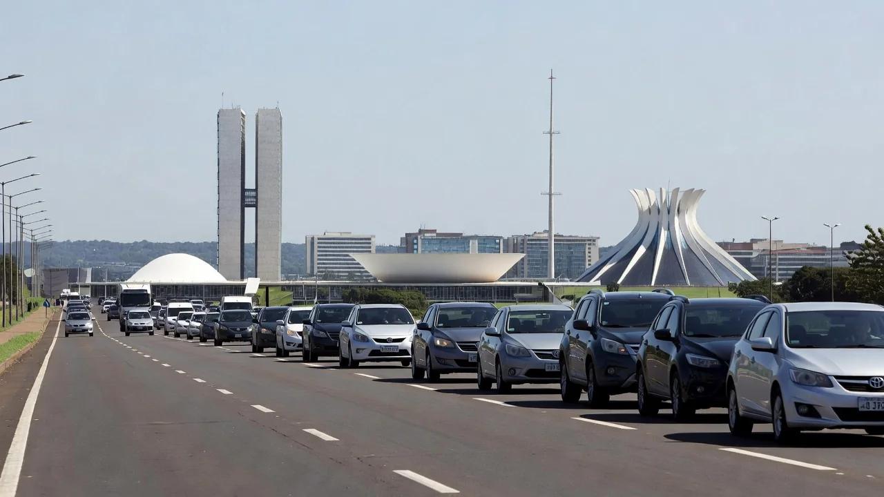 Carreata em rodovia no DF com skyline de Brasília ao fundo