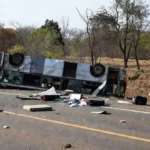 Acidente de ônibus em Luziânia, Goiás, com veículo destruído na estrada