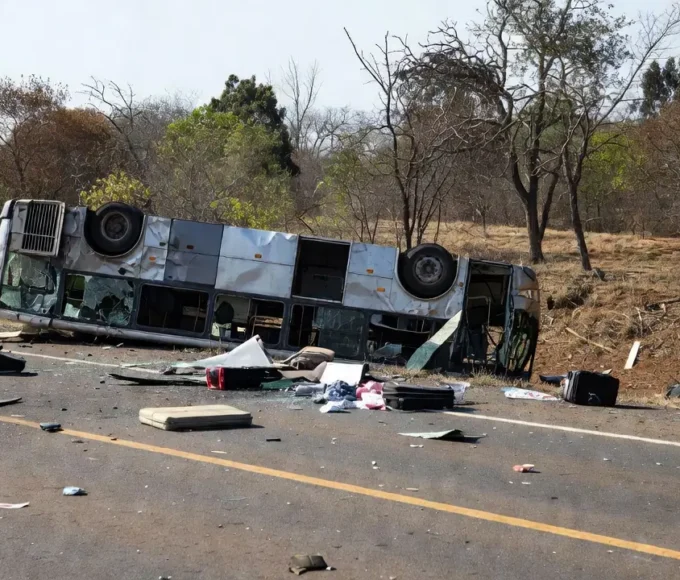Acidente de ônibus em Luziânia, Goiás, com veículo destruído na estrada