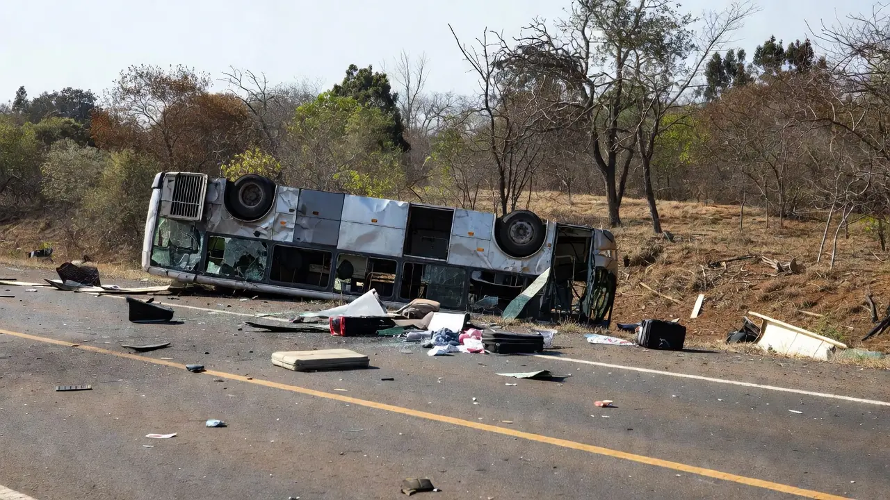 Acidente de ônibus em Luziânia, Goiás, com veículo destruído na estrada
