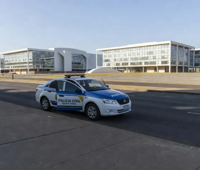 Viatura da polícia civil em rua de Brasília após abordagem