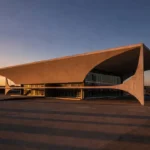 Prédio da Câmara do DF em Brasília representando homenagem póstuma a cantoras do rock