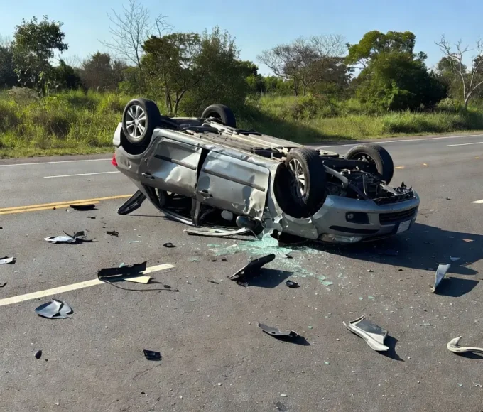 Carro capotado na BR-040 em Santa Maria