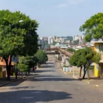 Rua no Núcleo Bandeirante em Brasília durante campanha com anúncio de metrô