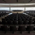 Plenário vazio da CLDF em Brasília revela isolamento dos deputados