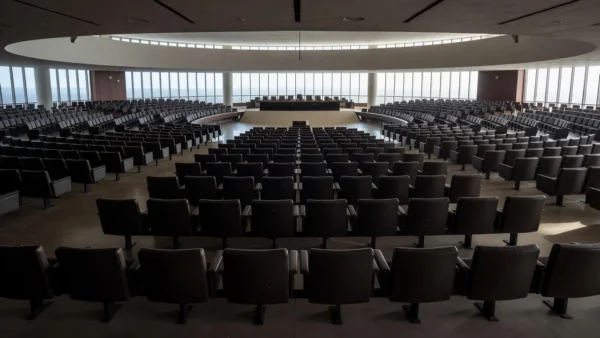Plenário vazio da CLDF em Brasília revela isolamento dos deputados