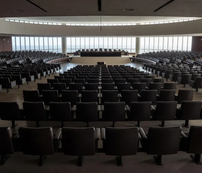 Plenário vazio da CLDF em Brasília revela isolamento dos deputados