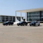 Viaturas da PMDF reforçando policiamento na Praça dos Três Poderes em Brasília