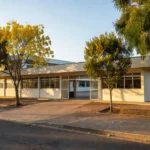 Fachada de escola no Distrito Federal com luz natural