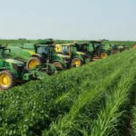 Máquinas agrícolas em lavoura rural brasileira