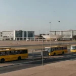 Ponto de ônibus no DF com veículos parados, representando reajuste de rodoviários